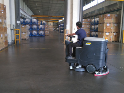 工業清潔新選擇 美高駕駛式洗地機助力金剛砂地面倉庫高效保潔